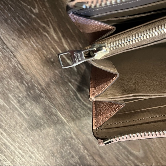 Louis Vuitton Comete Wallet in Taurillon Leather - Picture 9 of 16